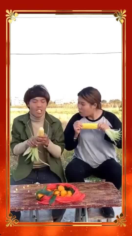 两男子搞笑吃瓜视频,欢乐瞬间引网友热议
