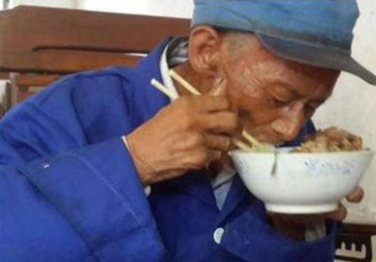 大爷拿碗吃瓜视频,演绎夏日街头风情